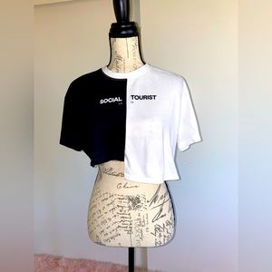 Social tourist crop top